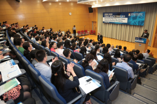 Professor Malik Peiris, Director of School of Public Health, pays a tribute to Professor TH Lam during the opening address at the Hong Kong Public Health Forum 2015