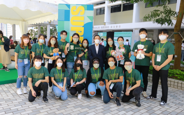 Professor Bennett Yim and HKU student ambassadors