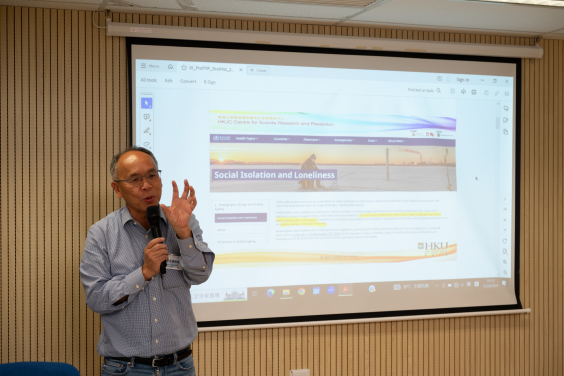 香港大學香港賽馬會防止自殺研究中心總監葉兆輝教授分享活動成效數據。
