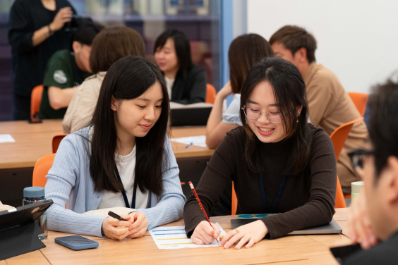 HKU students actively discussed ways to enhance the physical and mental well-being of the elderly during the workshop.