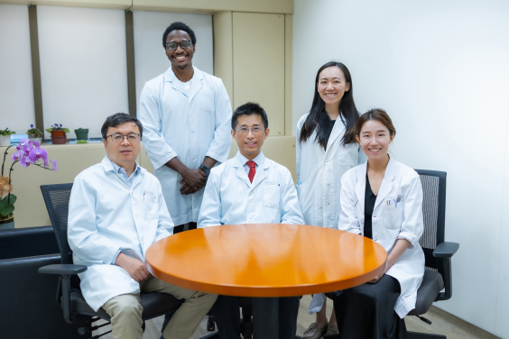 From Left to Right: Clinical Associate Professor Liwu Zheng, Assistant Professor John Adeoye, Clinical Professor Richard Su, Dr Joanna Ko, Clinical Assistant Professor Jane Jingya Pu.