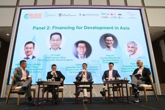 港大協理副校長（環球事務）鄧希煒教授參與專題討論。