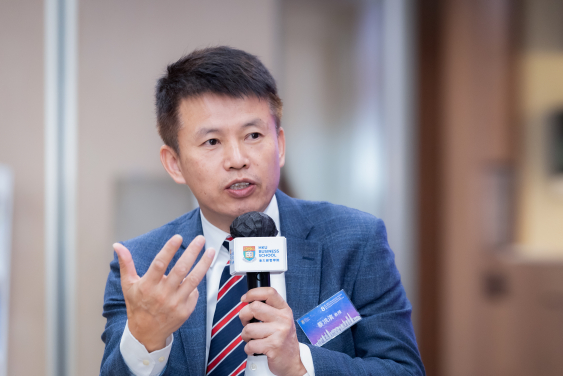 港大經管學院院長兼經濟學講座教授及中國經濟研究所所長蔡洪濱教授致歡迎辭。