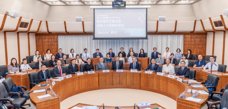 在國家衞生健康委員會指導下，由港大醫學院公共衞生學院主辦、公益慈善研究院國家衞生健康高端人才獎學金項目支持的首屆「醫防管交叉複合型戰略人才短期研修班」歷經為期三周的課程，已經圓滿舉行。
 