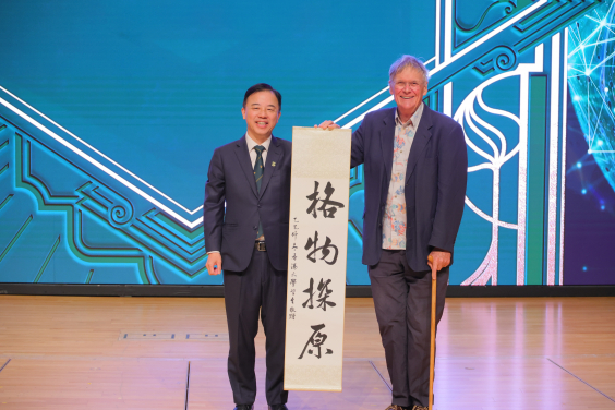 張翔教授贈送紀念品給諾獎得主。