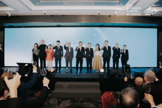 晚宴祝酒環節 從左至右：港大協理副校長（中國事務）黃依倩女士；港大副校長（教學）Jay SEIGEL教授；港大副校長（行政及財務）謝凌潔貞女士；港大經管學院院長兼經濟學講座教授 寶光基金教授席（金融學）蔡洪濱；港大首席副校長兼黃乾亨黃英豪基金教授（政治經濟學）王于漸教授；香港特別行政區政府財政司司長陳茂波先生；港大校長張翔教授；奧運跳水冠軍郭晶晶女士  ；港大副校長（商業策略）寶光基金教授席（金融學）林晨教授；港大副校長（大學拓展）及講座教授汪揚教授；港大副校長（國際創新中心）黃乾亨黃乾利基金教授（化學與能源）任詠華教授