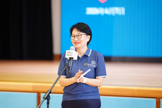 Mrs Cherry Tse Ling Kit-ching, Executive Vice-President (Administration and Finance) of HKU, delivers her remarks.