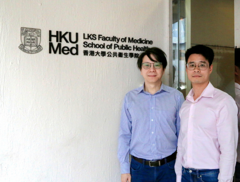 港大醫學院的研究團隊開發了人工智能系統，透過分析甲型流感病毒基因組，可精準預測病毒在哺乳動物間傳播的潛在風險。此研究由林讚育教授（圖左）領導。


 